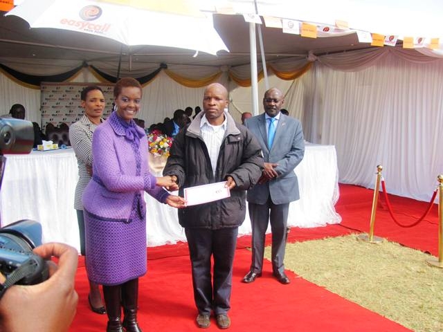 First lady presenting certificate to a milestone blood donor