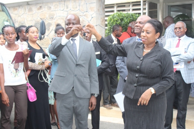 Dr. Richard Banda, OIC-WHO Tanzania handing over keys to the Minister for Health, Hon. Ummy Mwalimu