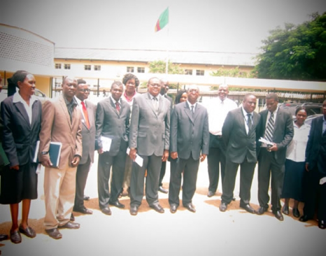 The WHO Representative, Dr. Olusegun Babaniyi (centre) with Dr. Kennedy Malama, Provincial Medical Officer, Eastern Province (L) and Dr. Daniel Makawa, Acting Hospi-tal Suprintentent at Chipata General Hospital (R) and WCO and Hospital staff members.