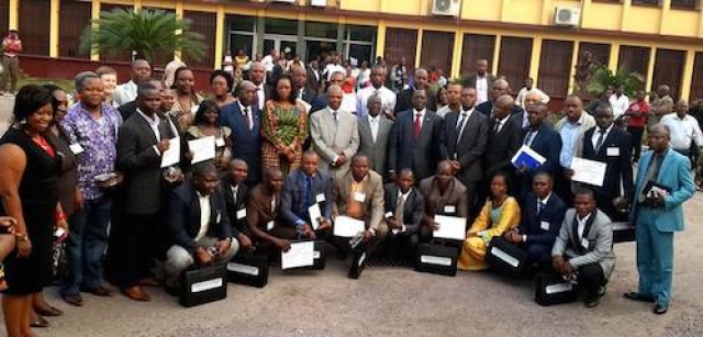 Photo de groupe comprenant les participants à l'ICAT 6 autour de Mme la Ministre du Genre, de la Famille de l'Enfant, des Députés nationaux invités à la cérémonie, du Représentant de l'OMS et des enfants Miaka Mia Bilenge devant le Bureau de l'Institut National de recherche biomédicale (INRB) de Kinshasa |OMS/Eugene Kabambi