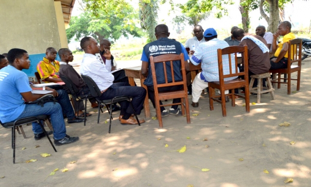 Réunion de coordination Division provinciale de la santé - OMS à Bolobo lors de la mission conjointe d'évaluation sur le choléra.