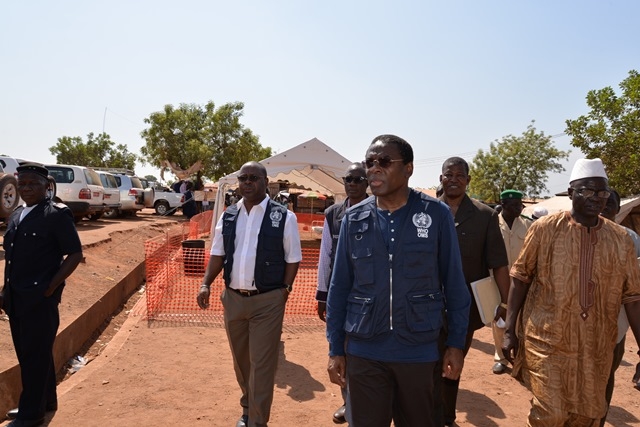 Le Dr SAMBO, en première ligne visitant le Centre communautaire de transit de Kourémalé-Guinée