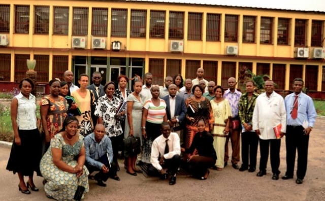 Photo de famille de participants à l’atelier de renforcement du systèment de gestion de qualité de laboratoire devant le bâtiment de l’INRB à Kinshasa