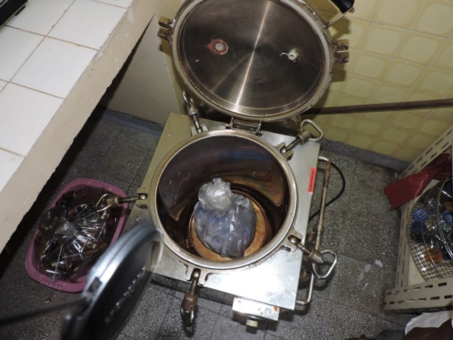 Une vue du sac à déchets à déchets rempli des cryotubes pour destruction en autoclave.