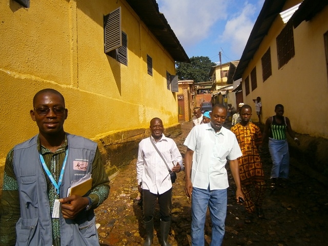 Au premier plan Joseph Koivogui, consultant en mobilisation sociale