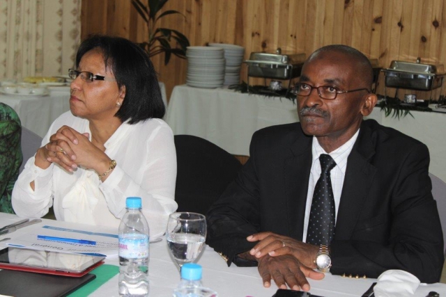 Le Dr Fouad MOHADJI, Vice-président des Comores en charge du Ministère de la Santé et le Dr SOARES DA SILVA Rosa Maria, Représentante de l'OMS aux Comores pendant la présentation