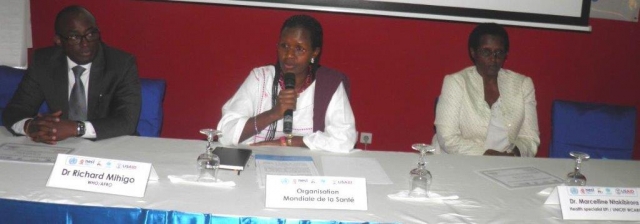 Le Représentant de l’OMS a.i. (au milieu) procédant à la clôture du Cours de Vaccinologie. A sa droite, le Responsable de l’IVD - AFRO. A sa gauche, le Dr Marcelline Ntakibirora, Health Specialist EPI, UNICEF WCARO