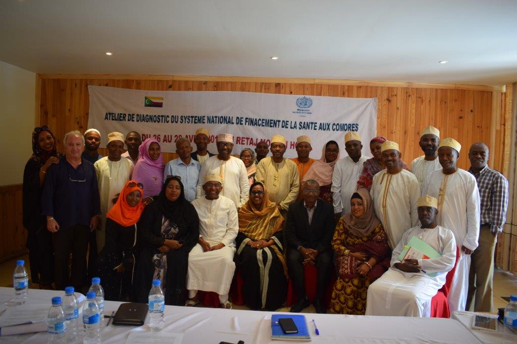 Dr Fatma Ministre de la santé assise avec l'OIC de l'OMS en photo de groupe avec les participants