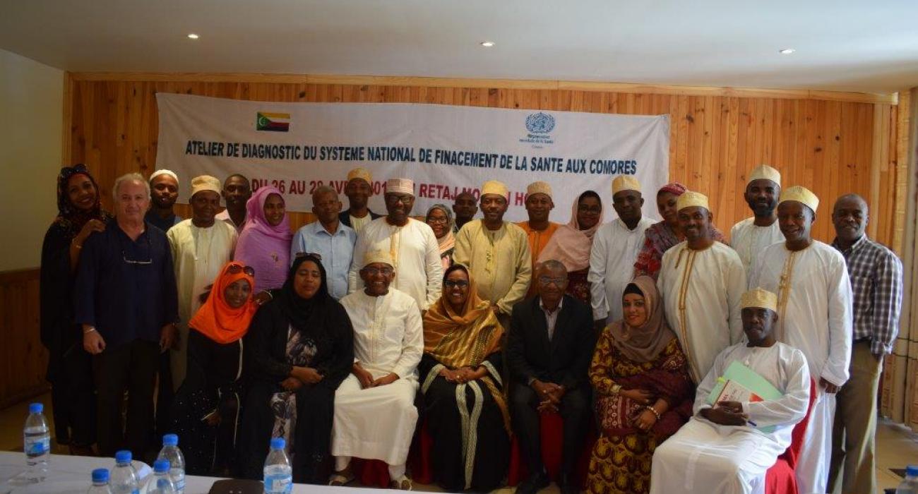 Dr Fatma Ministre de la santé assise avec l'OIC de l'OMS en photo de groupe avec les participants