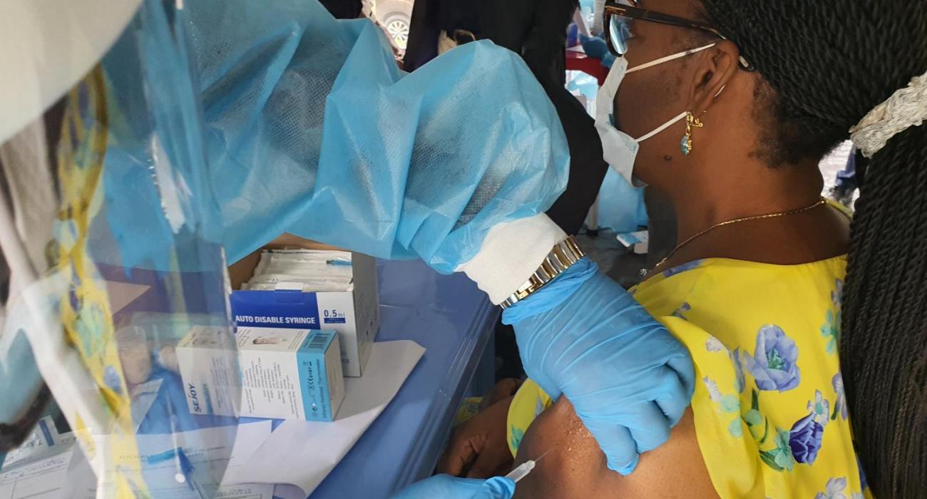 La Directrice du PEV, Dr Elisabeth Mukamba Musenga se fait administrer sa première dose de vaccin Astra Zeneca contre le coronavirus, COVID-19 au site des Cliniques Universitaires de Kinshasa (CUK) en marge de la cérémonie du lancement officiel de la campagne de vaccination