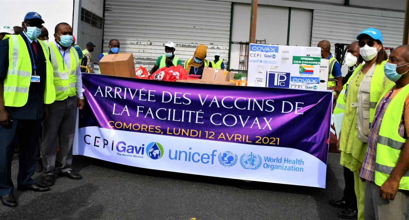 Les Représentants de l'OMS et UNICEF, avec les autorités comoriennes à l'aéroport de Moroni pour la réception des premières doses d'AstraZenica via la facilité Covax