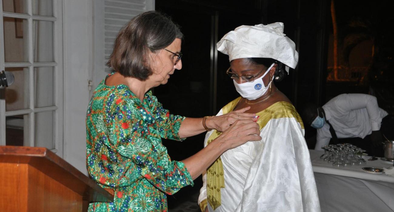 Son Excellence, Mme Jocelyne CABALLERO, Ambassadrice de France au Togo, remettant la médaille d’honneur à Dr Fatoumata Binta Tidiane DIALLO, Représentante Résidente de l’OMS au Togo