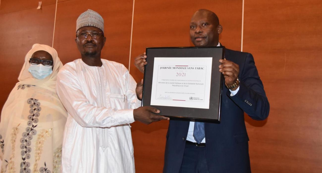 Le DG/MSPSN (à gauche) reçoit officiellement des mains du Représentant de l’OMS au Tchad (à droite) le certificat honorifique décerné au Tchad par le DG de l’OMS
