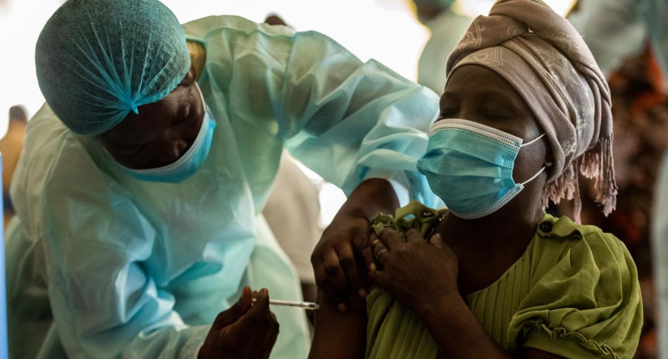Por dentro dos centros “exemplares” de vacinação contra a COVID-19 em Angola