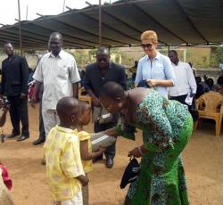 13 Remise de kit d hygiène bucco-dentaire à un enfant par Madame Le Ministre de l enseignement primaire.jpg