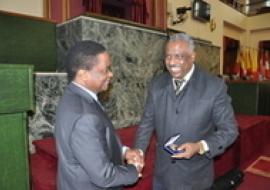 Dr Pierre M'pele-Kilebou awards the medal to Hon Ato Abadula Gemeda.