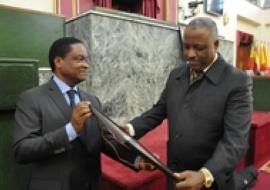 Honorable Ato Abadula Gemeda, Speaker of the House of Peoples' Representatives, receives WHO award for the House's contribution towards tobacco control in Ethiopia.