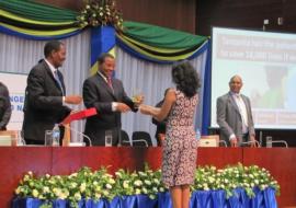 President of the United Republic of Tanzania handing over an award to a representative of the UN Agencies for outstanding partnership and support towards improvement of women and children’s health in Tanzania.