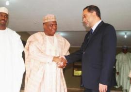 01 Governor Tambuwal welcoming Dr Vaz to Sokoto Government House while the Deputy Governor looks on