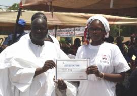 A. Diouf recevant son attestation de formation des mains du Député de Yeumbeul Nord