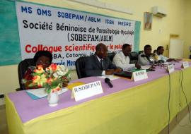 Une vue du présidium avec de gauche à droite, Dr Sylvie ADOTE (SOBEPAM), Dr Akpa R. GBARY (OMS/Bénin), Prof. François ABIOLA (MESRS), Prof. Dorothée A. KINDE GAZARD (MS) et Prof. Benjamin FAYOMI (D/ISBA)