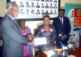 Le Prof. Dorothee A. KINDE GAZARD remet le cheque de 551.250.000 F CFA au Dr Youssouf GAMATIE