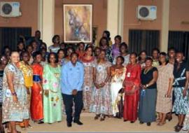 Photo de famille avec le tableau offert par les hommes