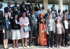 Photo de famille des participants avec les facilitateurs et les officiels