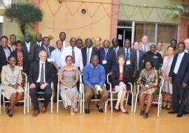 Photo de famille des participants et des autorités invitées à l’ouverture de la rencontre sur l’appui au dialogue politique en santé.