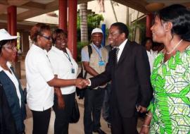 La haie d’honneur du personnel à l’arrivée du Directeur Régional de l’OMS/AFRO le 13 décembre 2012: Dr Sambo a tenu à se faire présenter et à saluer chaque staff sous la conduite du Représentant Dr Charlotte Faty Ndiaye