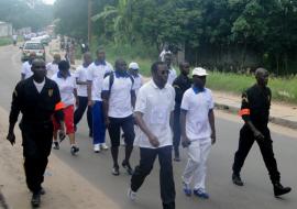 Une vue d’un groupe lors de la marche avec le Directeur régional de l’OMS pour l’Afrique menant le peloton