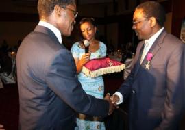 Au nom du Président de la République, le Ministre de la Santé Publique Monsieur André Mama Fouda élève le Dr Luis Gomes Sambo, Directeur Régional de l’OMS pour l’Afrique au rang d’Officier de l’Ordre de la Valeur