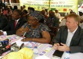 Son Excellence Madame le Premier Ministre en exercice lors de son allocution de lancement officiel (entourée de son Excellence Mr le Ministre de la Santé Publique à gauche et du Représentant de l’Unicef à droite)