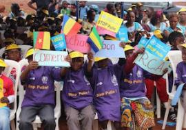 Children saying STOP TO POLIOMYELITIS in Central Africa