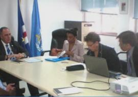 O Representante Regional da ONUDC para a África Ocidental e Central, o Senhor Pierre Lapaque (2°- à esq.), ladeado pela Coordenadora Nacional da ONUDC em Cabo Verde, Dra. Cristina Andrade, durante um encontro, no escritório da OMS em Cabo Verde, com o Representante, Dr. Barrysson Andriamahefazafy (à direita), e seu staf”.