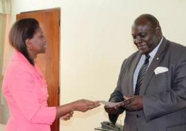 Docteur Lucile IMBOUA remettant les Lettres de créance à SEM Eliott OHIN, Ministre d’Etat, Ministre des affaires étrangères et de la coopération