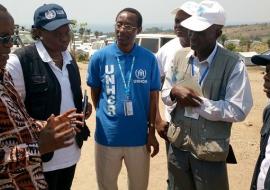 Les agents de la Croix-Rouge procédant au déchargement des médicaments au Centre Hospitalier CROIX-ROUGE de Kilomoni d'Uvira destinés à la prise en charge médicale des réfugiés burundais nouvellement arrivés & aux communautés hôtes de cette partie du Sud Kivu