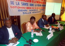 De gauche à droite, Dr Alfred da SILVA (AMP), au milieu, le Prof. Dorothée A. KINDE GAZARD (MS), Dr Akpa R. GBARY (OMS/Bénin) et le Prof. Djona AVOCKSUMA (CR/HRH/AFRO)