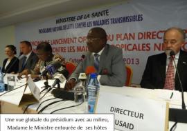 Une vue partielle du présidium. A l’extrême droite, le Prof. A. MASSOUGBODJI, à sa gauche, le Dr V. GOYITO (SG/MS) au milieu, le Pr Y. GAMATIE (Rep/OMS) et à droite, le Dr Abraham MNZAVA (OMS/Genève)