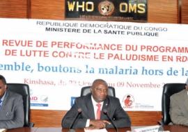 De gauche à droite: Prof. Emile Okito Lona, Coordonnateur de la Revue de Performance du Programme (RPP), le Dr Pierre Lokadi Otete Opetha, Secrétaire général à la Santé Publique et le Dr Léodégal Bazira, Représentant de l’OMS en RDC lors de l’ouverture offi cielle de la Revue en la salle de conférence de l’OMS à Kinshasa