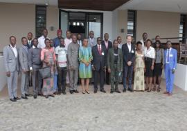 Photo de famille ayant regroupé tous les participants, les facilitateurs (HQ et AFRO) autour de Docteur Lucile Imboua, Représentant de l’OMS