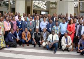 Les participants à la formation sur le système AVADAR - détection et rapportage en temps réel des cas des paralysies flasques aiguës sur le perron de Pullman Grand Hotel Kinshasa - avec l'appui de l'OMS et de ses partenaires