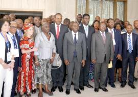 Les participants à l’atelier d'évaluation externe conjointe (EEC) des capacités du Règlement Sanitaire International (RSI 2005) à l'issue des travaux de cinq jours, en présence des Ministres de la Santé et de l'Environnement, du Représentant de l'OMS en RDC et des experts internationaux et nationaux, à Kempinski Hotel Fleuve Congo de Kinshasa. OMS/ Eugene Kabambi