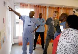 M. Noel Ihebuzor, expert et formateur en théorie du changement avec les participants de l'équipe du Bureau Pays dans la salle Salonga de Pullman à Kinshasa. OMS/Eugene Kabambi