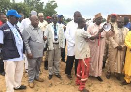 De gauche à droite le point focal OMS Maradi, le Chargé de bureau OMS Niger, celui de Unicef Maradi et le Ministre de la santé s’adressant à la population de Nyelwa