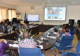 Un personnel attentif aux présentations via le Webex 