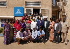 Photo de famille avec le Dr Obama entouré par le Secrétaire Général du MSP et la Représentante par Intérim de l’OMS ainsi que du staff de l’OMS et du MSP