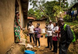 L’OMS réaffirme à la République démocratique du Congo son engagement, alors qu’on approche du millier de cas au cours de la flambée de maladie à virus Ebola et qu’on observe un regain de violence