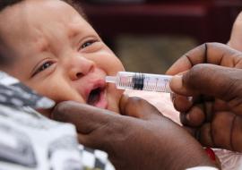 Un nourrisson recevant le nouveau vaccin Rotasiil lors de la vaccination symbolique ayant suivi la cérémonie du lancement, Place de la Tour de l'Echangeur de Limeté, à Kinshasa. OMS/Eugene Kabambi