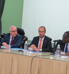 De droite vers la gauche : Dr B F. Nguessan WR ; M E. Overvest Coordonnateur Résident du SNU, Dr M Miraoui Ministre de la santé et Dr L. Rahal DG  INSP  